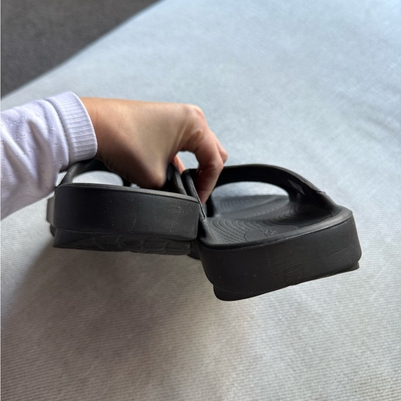 OOFOS - Picture 3 of 10